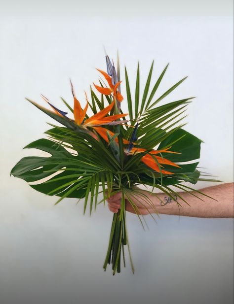 Exotic bouquet with Strelizia flowers, palm leaves and monstera Tropical Leaves Centerpiece, Palm Flower Arrangement, Jungle Wedding Bouquet, Jungle Flower Arrangements, Monstera Leaf Bouquet, Palm Leaves Bouquet, Palm Wedding Bouquet, Monstera Flower Arrangement, Strelitzia Bouquet