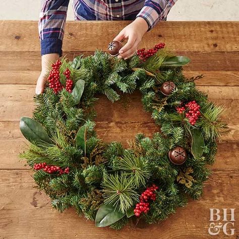 Christmas Wreaths Diy Evergreen, Live Christmas Wreaths, Wreath Diy Christmas, Wreath Decorating Ideas, Outdoor Christmas Wreaths, Fresh Christmas Wreath, Large Christmas Wreath, Christmas Wreath Decor, Diy Christmas Wreath