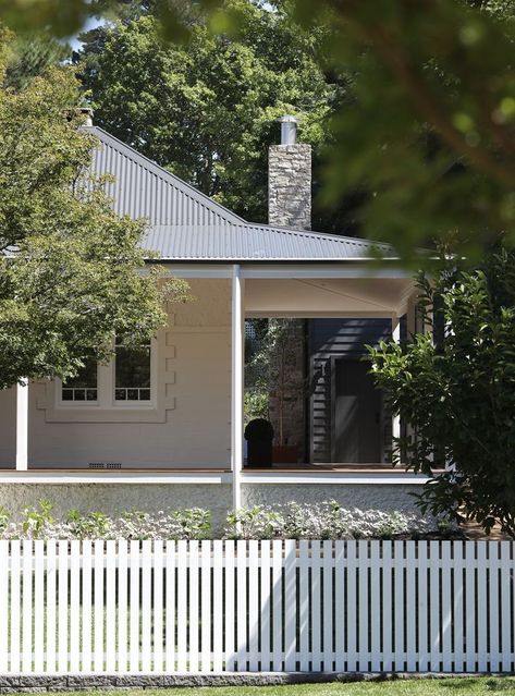 Short Fence Ideas, Short Fence, Weatherboard House, Front Fence, Courtyard Gardens Design, Front Garden Design, Cottage Exterior, Cottage Style Homes, Gate House