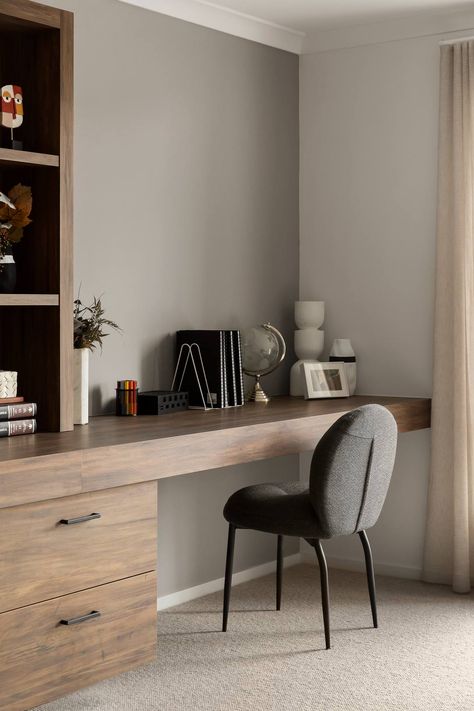 custom built in desk in dark walnut colour with black office chair no wheels Inbuilt Desk Home Office, Black Office Built Ins, Dark Home Office Ideas, Built In Study Desk, Custom Office Built Ins, Study Room Colour, Home Office Ideas Men, Built In Desk Nook, Desk In Bedroom Ideas