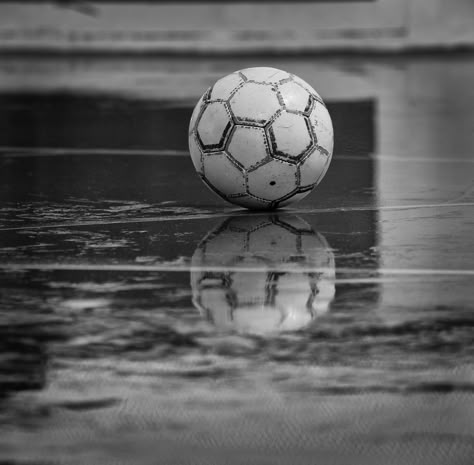 Football in the rain ... Football Photography Soccer, Pallet Pictures, Football Aesthetic, I Love Soccer, Soccer Photography, Football Photography, Rain Wallpapers, Free Football, Football Is Life