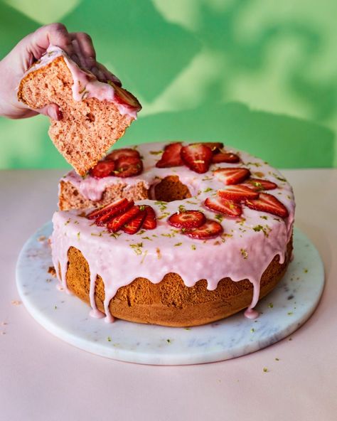 Berry Chiffon Cake, Afternoon Tea Cakes Recipes, Strawberry Chiffon Cake Recipe, Summer Bakes, Strawberry Chiffon Cake, Strawberry Chiffon, Girls Picnic, Strawberry Meringue, Strawberry Things