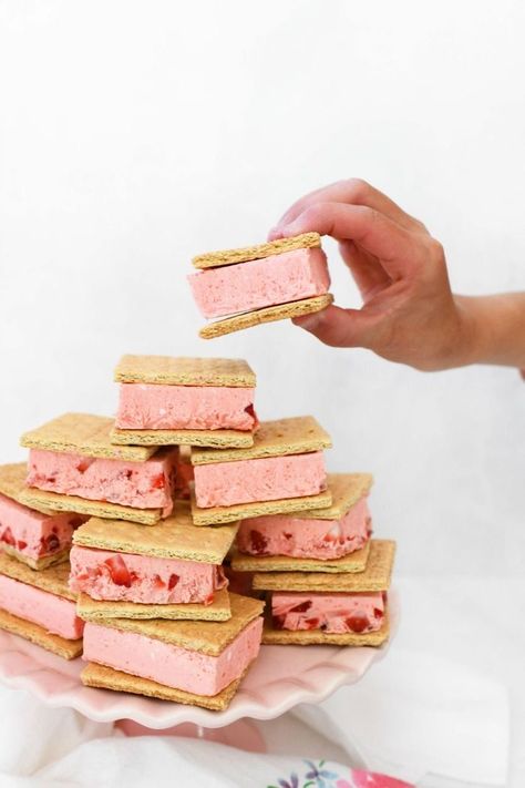 Creamy No-Bake Frozen Strawberry Sandwiches https://www.sizzlingeats.com/frozen-strawberry-ice-cream-sandwiches/ Strawberry Sandwiches, Strawberry Ice Cream Sandwich, Strawberry Gelatin, Oreo Crust Cheesecake, Tiny Pies, Strawberry Cheesecake Ice Cream, No Bake Summer Desserts, Baking Recipes Pie, Ice Cream Sandwiches Recipe