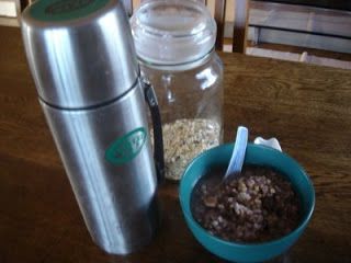 Cook porridge in a thermos flask Thermos Recipes, Thermos Cooking, Thermal Cookers, Survival Cooking, Thermal Cooking, Thermal Cooker, Orange Sweet Potatoes, Recipe Hacks, Dump Meals