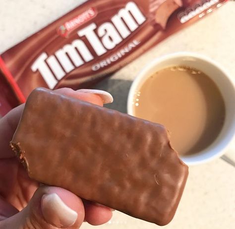 Tim Tam Slam - Gastro Obscura Australian Cookies, Australian Foods, Australian Snacks, Aussie Food, Hot Chip, Breaded Chicken Breast, Tim Tam, Australian Food, Sandwiches For Lunch