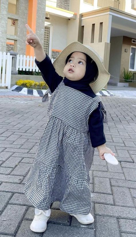 Hijabi Muslim Kids Fashion, Aesthetic Muslim Outfits, Baby Hijab, Islamic Modest Fashion, Muslim Outfit, Baby Wishlist, Kids Dress Wear, Muslim Outfits Casual