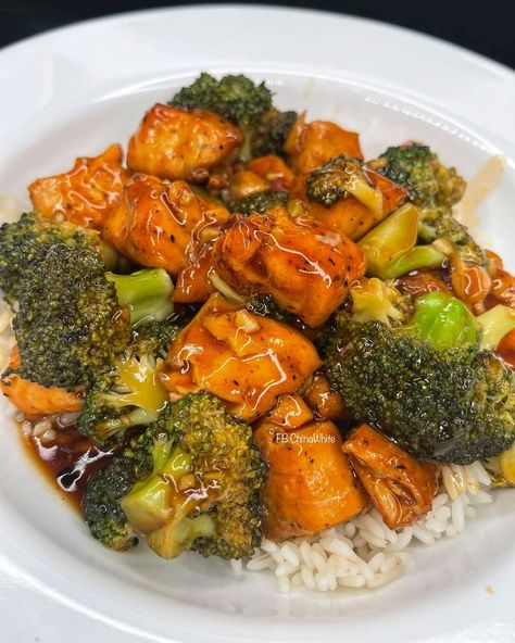 China White - Spicy Salmon and broccoli teriyaki over rice... Salmon Jasmine Rice Bowl, Broccoli Teriyaki, Rice With Broccoli, Salmon And Broccoli, Spicy Salmon, Broccoli Rice, Jasmine Rice, I Want To Eat, Egg Rolls