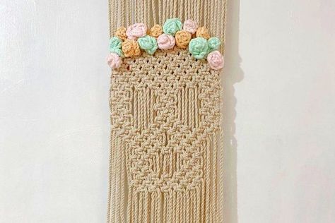 Macrame Skull, Small Macrame Projects, Easy Macrame Wall Hanging, Feather Earrings Diy, Easy Diy Macrame, Macrame For Beginners, Wristlet Patterns, Wall Hanging Pattern, Wall Plant Hanger