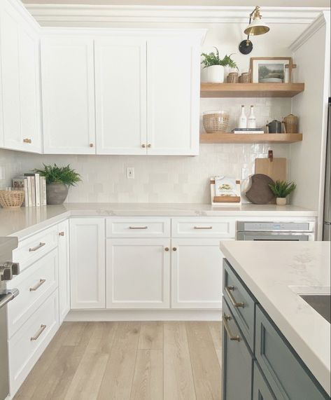 Lemon Kitchen Decor, Off White Kitchens, White Kitchen Backsplash, White Shaker Kitchen, Primary Bathroom, Kitchen Backsplash Designs, Classic Kitchen, Kitchen Inspiration Design, White Kitchen Cabinets