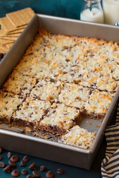 Magic Bars Recipe, Magic Cookie Bar Recipe, Easy Bar Recipes, Man Recipes, Coconut Bites, Magic Cookie Bars, Layer Bars, Magic Bars, Eggless Desserts