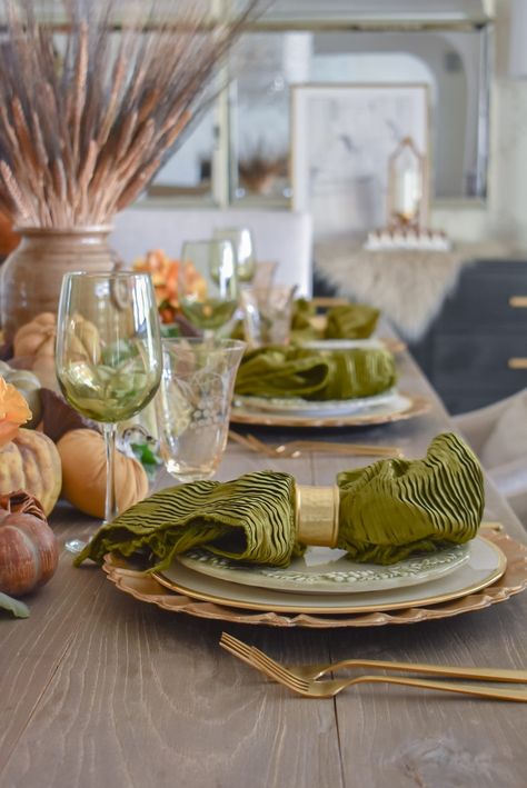 Olive Green and Gold Fall Tablescape Place Settings with olive green napkins Olive Green Decor, Tablescapes Rustic, Green Tablescape, Tablescapes Autumn, Gold Charger Plate, Thanksgiving Tree, Cream Decor, Green Napkins, Fall Tablescapes