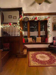 Craftsman Christmas Decor, Craftsman Christmas, Craftsman House Interior, Christmas Decorations Traditional, Old Fashioned Christmas Lights, Foursquare House, Christmas Traditions Kids, Four Square Homes, American Foursquare