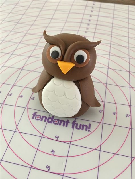 Fondant owl cake topper made by Play Date Cupcakes in Hawaii. Fondant Owl Topper, Fondant Hedgehog Tutorial, How To Make Owl, Fondant Woodland Animals Tutorial, Owl Cake Topper, Fondant Owl Tutorial, Fondant Owl, Ladybug Cakes, Making Fondant