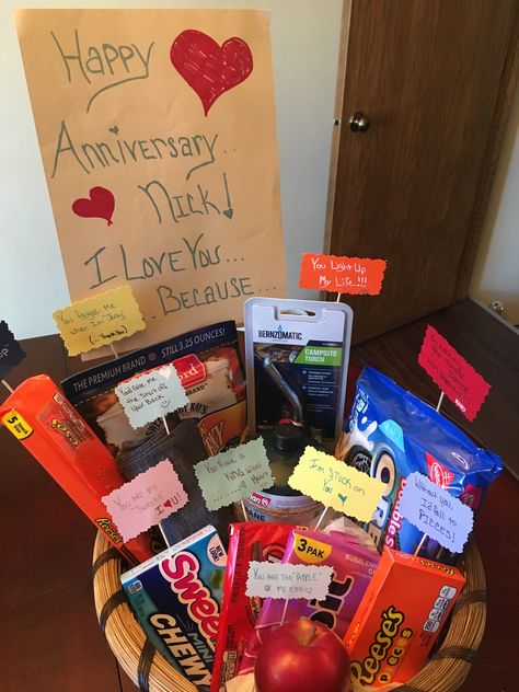 DIY anniversary gift basket 2nd Month Anniversary Gift Ideas For Him, Five Month Anniversary Gift For Him, 4 Month Anniversary Gifts, Ideas For 2 Year Anniversary For Him, One Year Basket For Boyfriend, One Year Anniversary Gift Ideas For Gf, One Year Anniversary Gift Basket For Him, Guys Gift Basket Ideas Boyfriends, 1 Year Anniversary Gift Basket