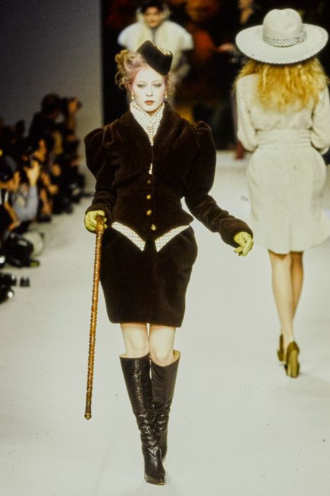 Vivienne Westwood Fall 1995 Ready-to-Wear Collection | Vogue Vivienne Westwood Fashion, Andreas Kronthaler, Catwalk Models, 90s Runway Fashion, Original Supermodels, Eclectic Fashion, Runway Looks, 1940s Fashion, Dark Fashion