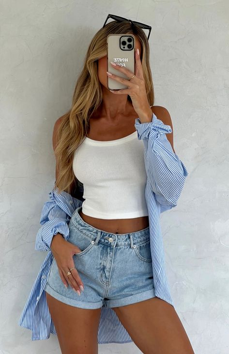 Missin' Something Denim Shorts Powder Blue Wash Blue Jean Shorts Outfit, Summer Jean Shorts Outfit, Outfit Con Short, Look Short Jeans, Jean Short Outfits, Look Con Short, Denim Shorts Outfit, High Waisted Denim Shorts, Summer Shorts Outfits