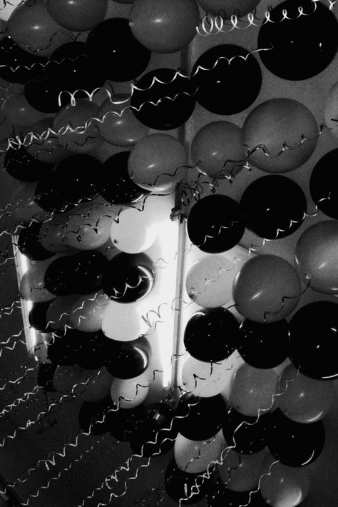 Black And White Balloons Aesthetic, House Of Balloons Party Theme, Black Swan Party, Black Birthday Aesthetic, House Of Balloons Party, Black And Silver Party Theme, House Of Balloons Aesthetic, Chaotic Wallpaper, Reputation Party