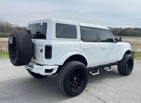 White Ford Bronco, Lottery Dreams, White Bronco, Bronco Car, Futuristic Vehicles, New Bronco, Future Vehicles, Ford Suv, Sporty Girl