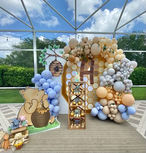 Classic Winnie The Pooh Party, Baby Shower Winnie Pooh, Babby Shower, Baby Shower Decorations Neutral, Baby Gender Reveal Party Decorations, Bear Baby Shower Theme, Winnie The Pooh Party, Pooh Party, Pooh Birthday