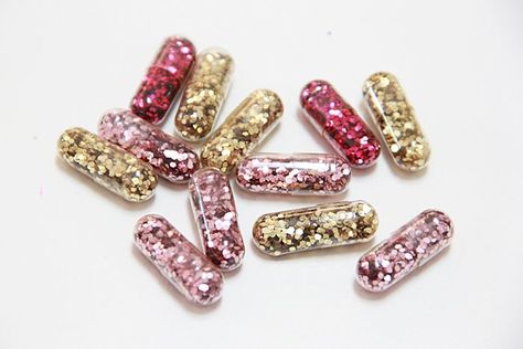 How to Make DIY Glitter Pills Glitter Pills, Social Media Workshop, Diy Sprinkles, Pastel Cupcakes, Glitter Diy, Happy Pills, All That Glitters, Plexus Products, Gold Glitter