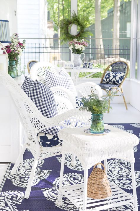 Ideas for small screened in porch decor that are light and summery. Includes inspiration for screened in porch furniture & accessories. #screenedinporch #porch #porchdecor #porchfurniture Small Screened In Porch, Screened In Porch Furniture, River Garden, Mother's Day Ideas, Cheap Dorm Decor, Decorating Hacks, Cheap Living Room Decor, Spring Styling, Porch Sitting