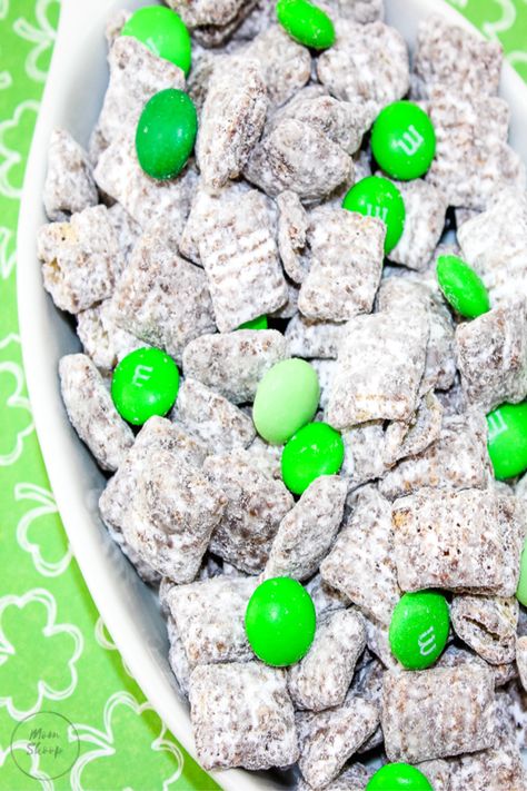 St. Patrick's Day Muddy Buddies - MomSkoop Recipe For Puppy Chow, Mint Puppy Chow, Chow Puppy, Muddy Buddy, Puppy Chow Recipes, Shugary Sweets, Muddy Buddies, Mint Cookies, Puppy Chow