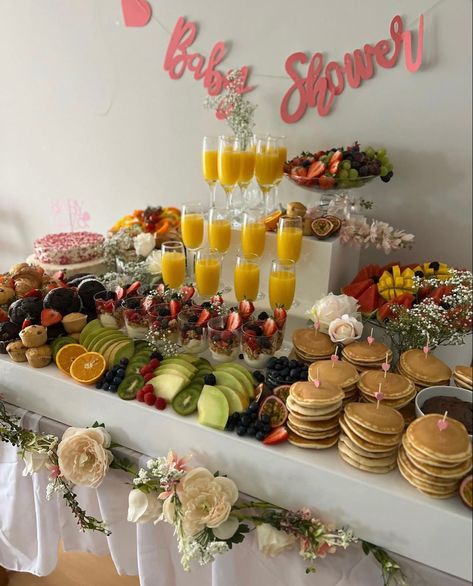 Pancake Bridal Brunch, White Brunch Party, Brunch Tea Party Ideas, Brunch Themed Graduation Party, Beautiful Brunch Ideas, Brunch Food Set Up Ideas, Outdoor Birthday Brunch, Prom Breakfast Ideas, Brunch Food Ideas Party Easy