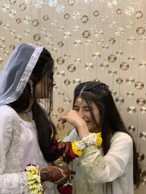 Bestie dpz Pakistani Aesthetic, Wedding Snapchat, Poetry Photos, Aesthetic Poetry, Instagram Profile Picture Ideas, Bridal Photographs, Celebrity Fashion Looks, Snap Friends, Ariana Grande Photoshoot