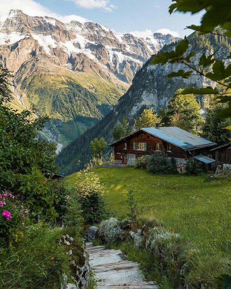 Dream Environment, Swiss Mountains, Cabin In The Mountains, Wallpaper Cantik, A Cabin, Alam Yang Indah, Bern, Nature Aesthetic, Pretty Places