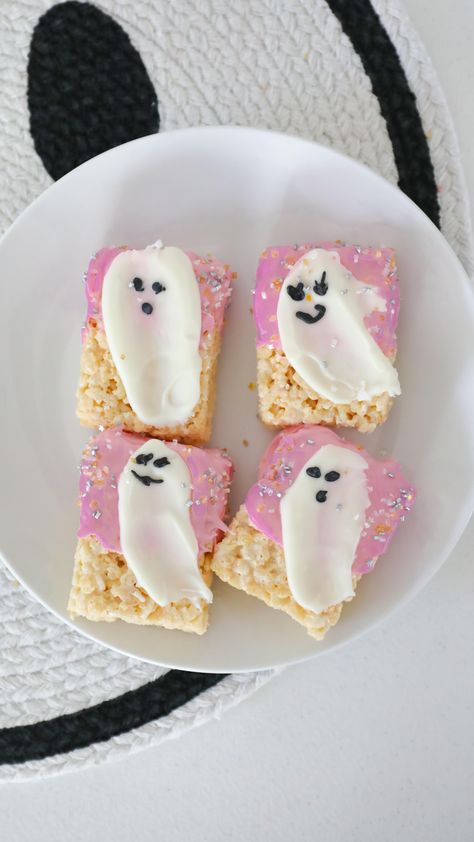 Ghost Rice Krispie Treats. 👻💕 What you’ll need: Sprinkles Black gel icing Pink chocolate White chocolate Rice Krispie Treats Super… | Instagram Spooky Rice Krispie Treats, Chocolate Rice Crispy Treats, Chocolate Rice Krispie Treats, Rice Crisps, Happy Haunting, Pink Chocolate, Rice Crispy Treats, Crispy Treats, Rice Krispie Treats