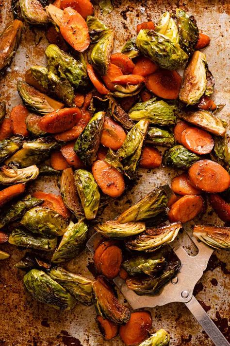 This easy side dish recipe for roasted brussels sprouts and carrots is flavored with a tangy and sweet glaze made from balsamic vinegar and maple syrup. You can make this delicious vegetable side dish with only 8 basic ingredients and in about 35 minutes! Balsamic Carrots, Balsamic Carrots Roasted, Balsamic Brussel Sprouts, Easy Vegetable Side Dishes, Roasted Sprouts, Sweet Glaze, Roasted Cabbage, Roasted Brussels Sprouts, Easy Side Dish