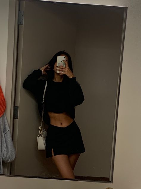 Mini Skirt Picture Ideas, Party Night Instagram Story, Night Instagram Story Ideas, Soho Nyc Aesthetic, Sweatshirt And Skirt Outfit, Night Instagram Story, Ootd Mirror Selfie, Summer Outfits Nyc, Black Crop Top Hoodie