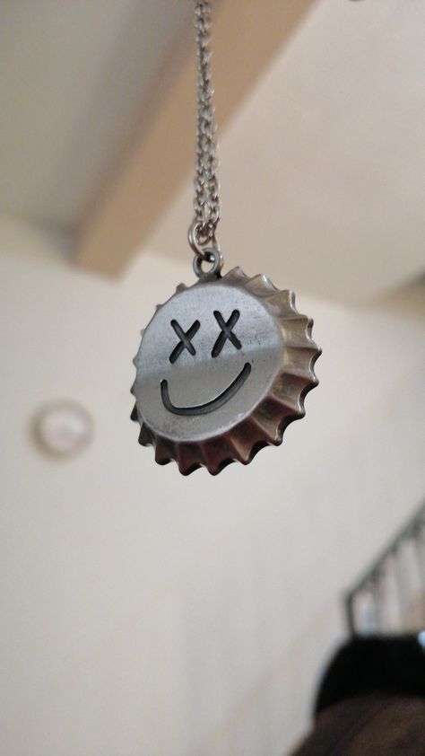 Bottle cap necklace Louis Tomlinson Louis Tomlinson Earrings, Louis Tomlinson Concert Outfit Ideas, Louis Tomlinson Outfits Inspiration, Louis Tomlinson Outfits, One Direction Louis Tomlinson, Louis Core, Punk Rock Princess, Bottle Cap Necklace, One Direction Louis