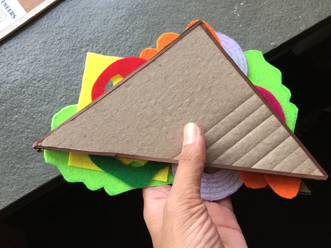 Cardboard Bread sandwich with Felt veggies, DIY kids crafts and play props Cardboard Food Crafts, Sandwich Craft, Felt Veggies, Preschool Transportation Crafts, Diy Lunchbox, Recycle Cardboard, Diy Kids Crafts, Cardboard Ideas, Bread Sandwich