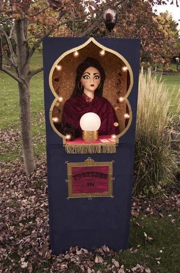 Fortune Teller Booth Halloween Craft! DIY created from a couple of cardboard boxes and a styrofoam head Fortune Teller Booth, Campsite Decor, Diy Karneval, Haunted Carnival, Diy Carnival, Halloween Circus, Creepy Carnival, Carnival Theme, Adornos Halloween