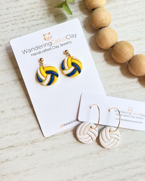 🏐⚾️⚽️🏓🏀🏈🎾 From baseball to tennis, the new earrings collection is all about sports vibes and they’re LIVE NOW! Head over to my shop to check them out ⚾️🏀⚽️ Sports Earrings, Unique Products Design, Sports Jewelry, Volleyball Mom, Volley Ball, Themed Gifts, Fan Earrings, Earrings Polymer Clay, Earrings Collection