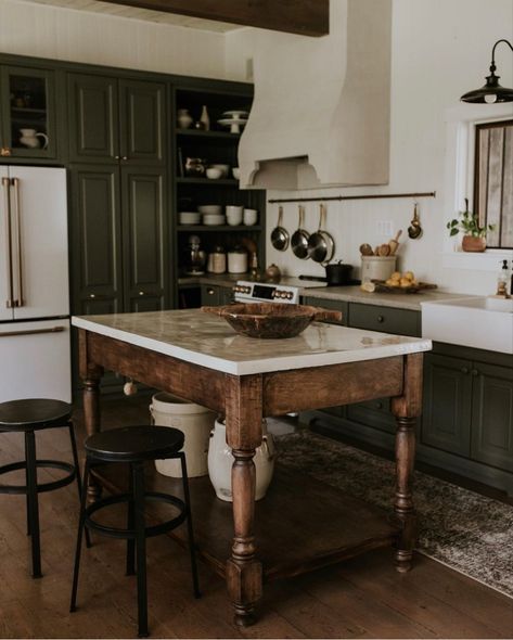 Green Cabinets, Kitchen Farmhouse, Interior Aesthetic, Green Kitchen, Dream House Decor, Slow Living, Küchen Design, Kitchen Style, Rustic Kitchen