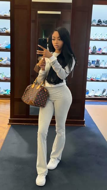 View this Snap from Skai Jackson on Snapchat! Skai Jackson Outfits, Thick Outfits, Classy Airport Outfit, Flare Leggings Outfit, Yoga Bottoms, Lounge Outfits, Skai Jackson, Leggings Outfits, Cozy Lounge