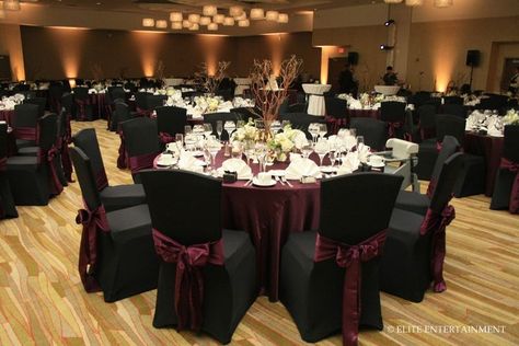 Maroon Wedding, Dark Wedding, Wedding Table Decorations, Wine Wedding, Theme Halloween, Gothic Wedding, Burgundy Wedding, Halloween Wedding, Wedding Reception Decorations