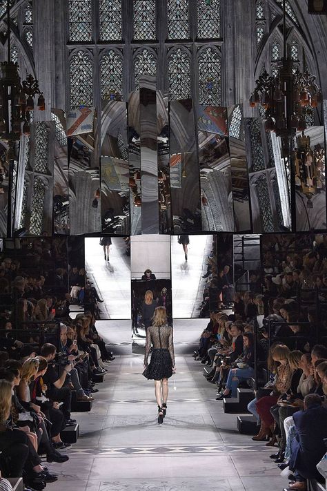 Mulberry's show took place in London's Guildhall, made surreal by a mirror installation. Surreal Set Design, Mirror Stage Design, Keto Fathead Pizza, Runway Aesthetic, Fathead Pizza, Catwalk Design, Venice Beach Los Angeles, Prairie House, Airport Terminal