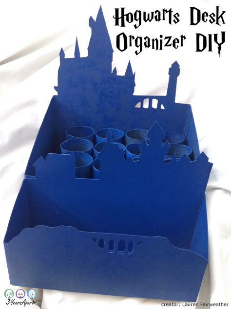 DIY Harry Potter Hogwarts Desk Organizer | 3 Years Apart Harry Potter Weihnachten, Diy Desk Organizer, Harry Potter Backpack, Classe Harry Potter, Harry Potter Christmas Decorations, Imprimibles Harry Potter, Cumpleaños Harry Potter, Diy Harry Potter, Glume Harry Potter