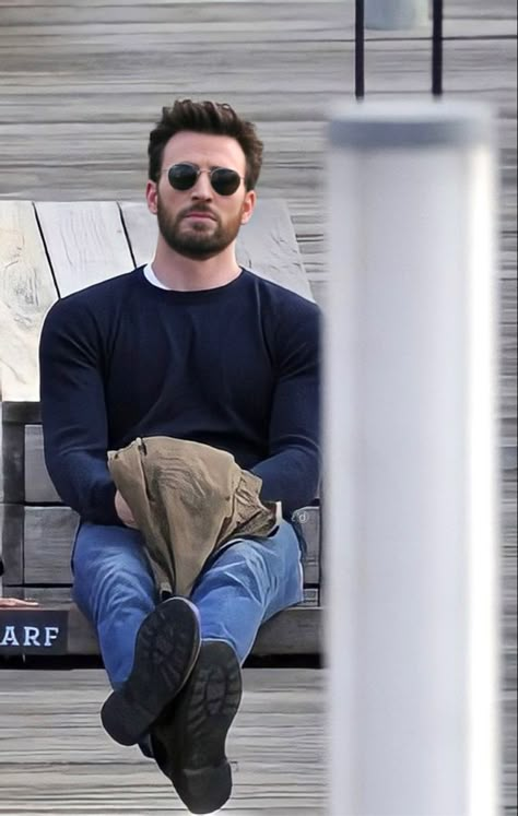 Khloe Kardashian Style, Christopher Evans, Mode Costume, Robert Evans, Chris Evans Captain America, Hot Actors, Men Fashion Casual Outfits, Steve Rogers, Poses For Men