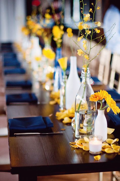 Decoração de casamento na cor amarela Yellow Centerpieces, Navy Decor, Blue Wedding Flowers, Wedding Table Flowers, Table Runners Wedding, Festa Party, Wedding Centerpieces Diy, Flowers Blue, Retro Wedding