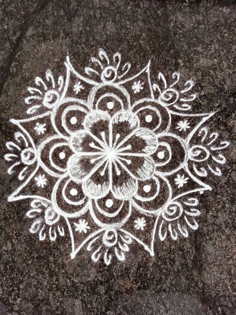 Easy Rangoli Designs With Chalk, Muruja Rangoli, Rangoli Designs With Chalk, Rangoli With Chalk, Rangoli Painting, Dhanurmasam Muggulu, Simple Art Designs, Daily Muggulu, Margazhi Kolam