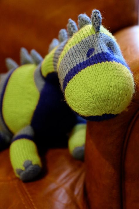 Knit Toys Free Pattern Stuffed Animals, Knitted Stuffies, Knitted Dinosaur, Easy Baby Knitting Patterns, Addi Knitting Machine, Animal Knitting, Green Lady, Knitted Toys Free Patterns, Knit Toys