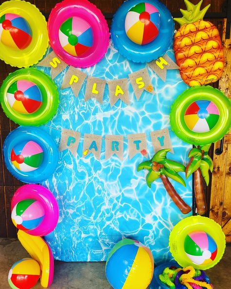 Pool Party Photo Booth Ideas, Splash Pool Party Decoration, Summer Pool Party Backdrop, Summer Beach Party Decorations, Summer Backdrop Diy, Summer Photo Backdrop Diy, Summer Balloon Wall, Back To School Pool Party Ideas, Beach Ball Centerpiece Ideas