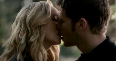 Klaroline Kiss, Klaus And Caroline Kiss, Vampire Diaries Season 5, Amor Real, Klaus And Caroline, Candice Accola, Vampire Diaries Seasons, Claire Holt, Original Vampire