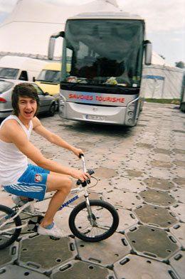 alex riding a bike. <3 Alex Arctic Monkeys, Timmy Turner, Cool Fire, Monkey 3, The Last Shadow Puppets, Last Shadow, Artic Monkeys, Shadow Puppets, Alex Turner