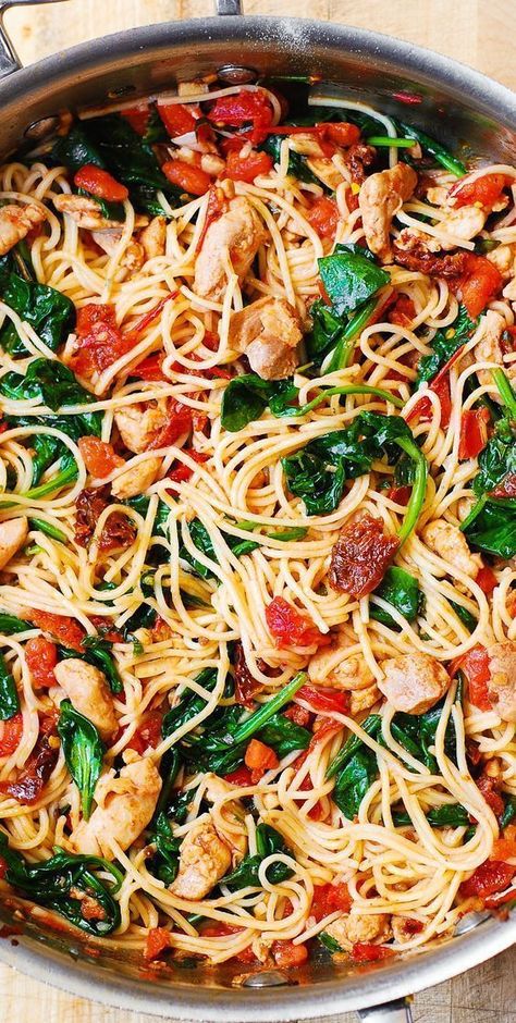 Summer Pasta Recipes, Spaghetti With Spinach, Chicken Spinach Pasta, Pasta Fresh, Easy Delicious Dinners, Spinach Chicken, Tomato Spinach, Chicken Spaghetti Recipes, Chicken Spinach