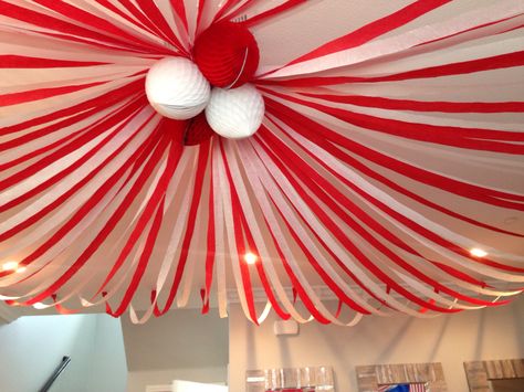 Streamers on the ceiling to tie it altogether!! Circus party Indoor Halloween Decor Ideas, Ceiling Streamers, Christmas Ceiling Decorations, Indoor Halloween Decor, Streamer Decorations, Circus Birthday Party Theme, Circus Crafts, Halloween Circus, Carnival Decorations